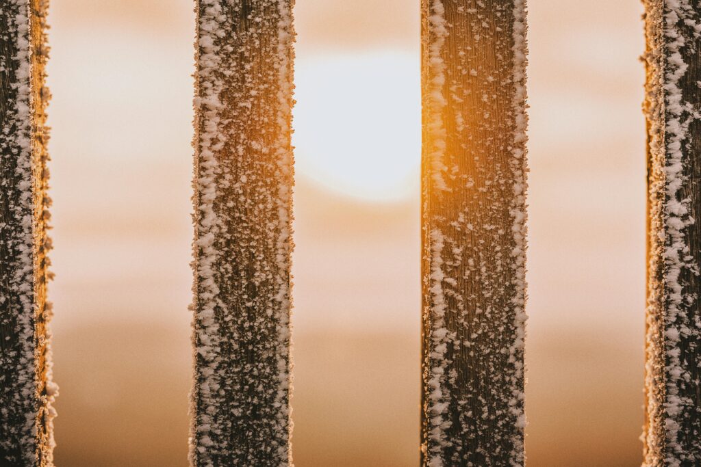 zima-ogrodzenie-śnieg